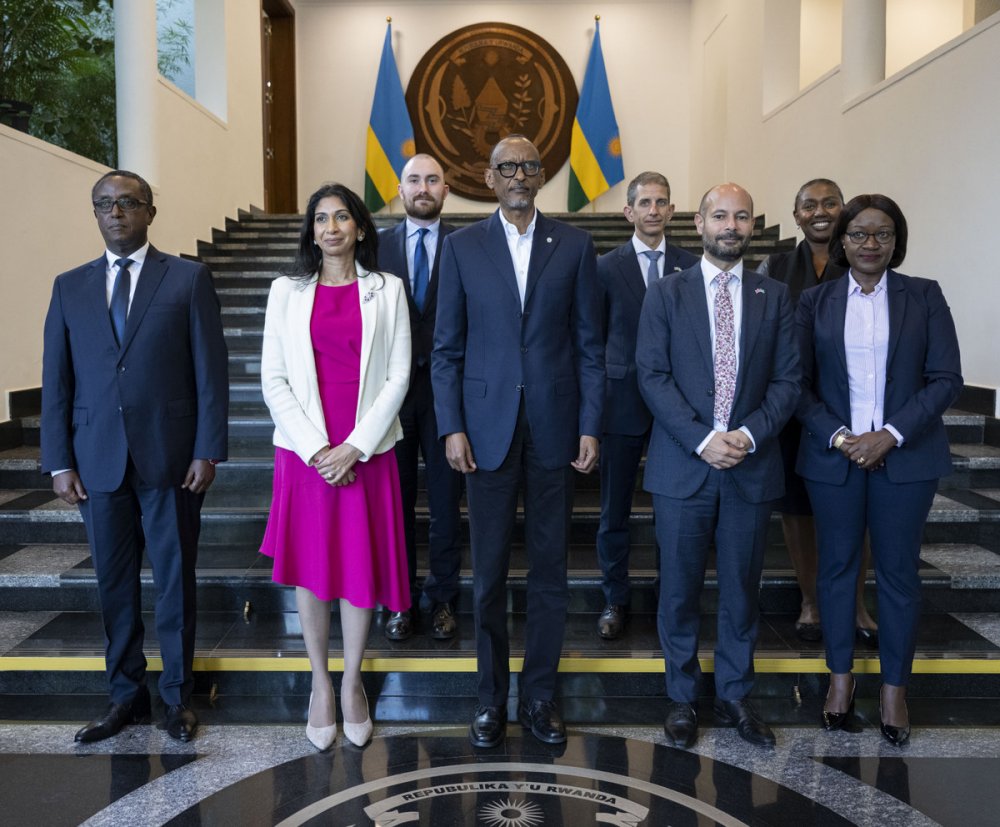Officials from both countries in a group photo with President Kagame. 