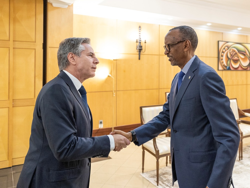 President Paul Kagame exchanging greetings with Blinken at Urugwiro Village.  