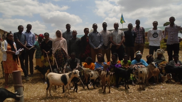 Survivors of 1994 genocide against the Tutsi in Kinazi sector of Huye distric received donations yesterday 