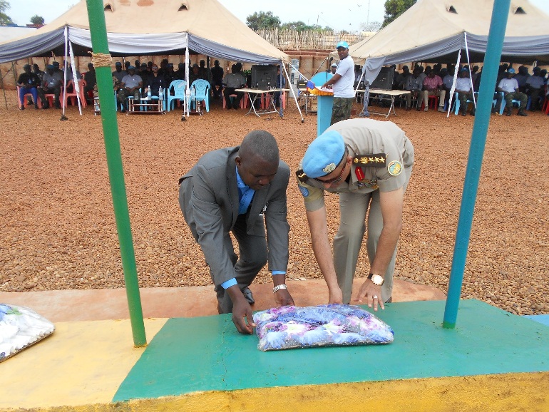 Governor Serge Ivon Lessen (left) and MINUSCA official laying wreath