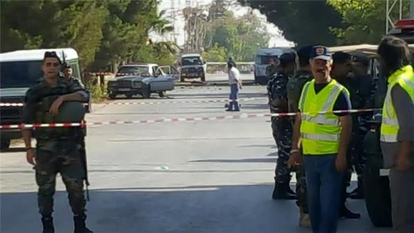 Lebanese forces secure the area following the suicide bomb attacks in Qaa