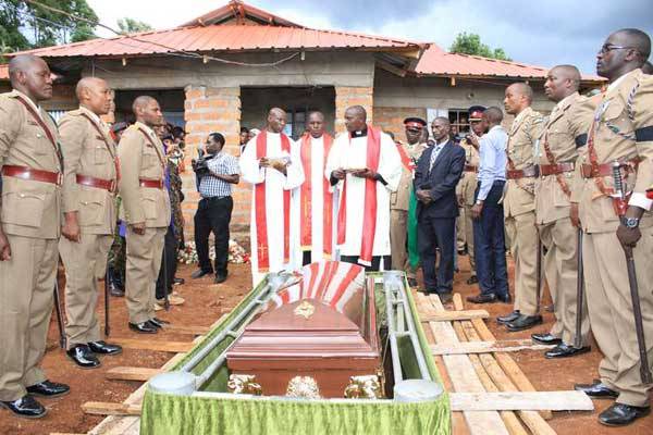 KDF soldiers pay their last respect to Maj Geoffrey Obwoge who died in the El Adde terror attack in Somalia on January 15, 2016. Kenyans will have to wait longer to know the number of soldiers killed by Al-Shabaab militants in the dawn attack in Somalia.