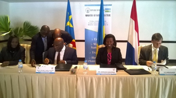 DRC Minister (in specs) for hydrocarbons and his Rwandan counterpart in charge of energy (2nd from right) sign the agreement