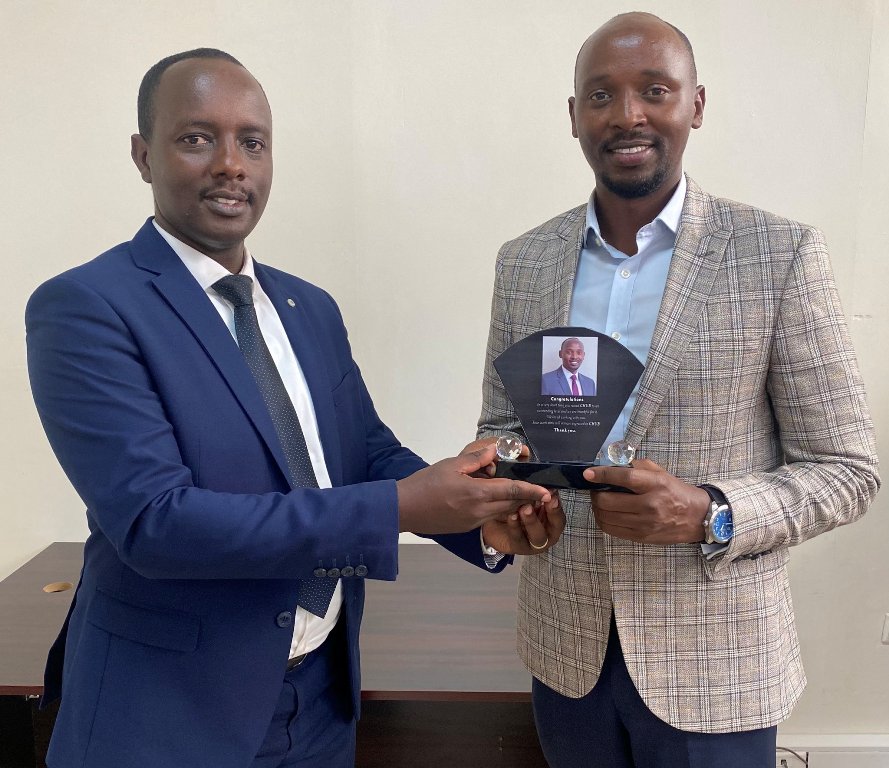 Dr. Nsanzimana (right) receiving a gift from Dr. Ngarambe at the handover ceremony. 