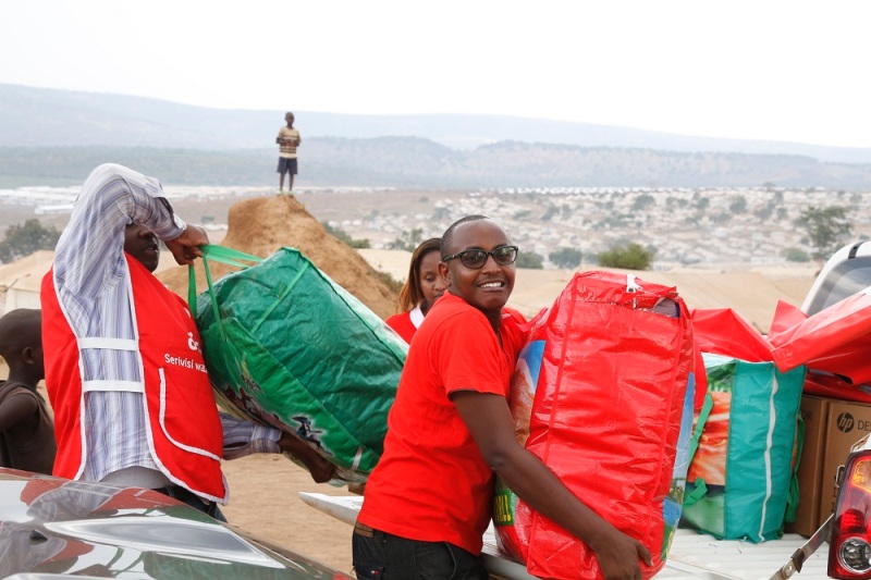 Airtel team unpacking items brought for the residents of Mahama camp