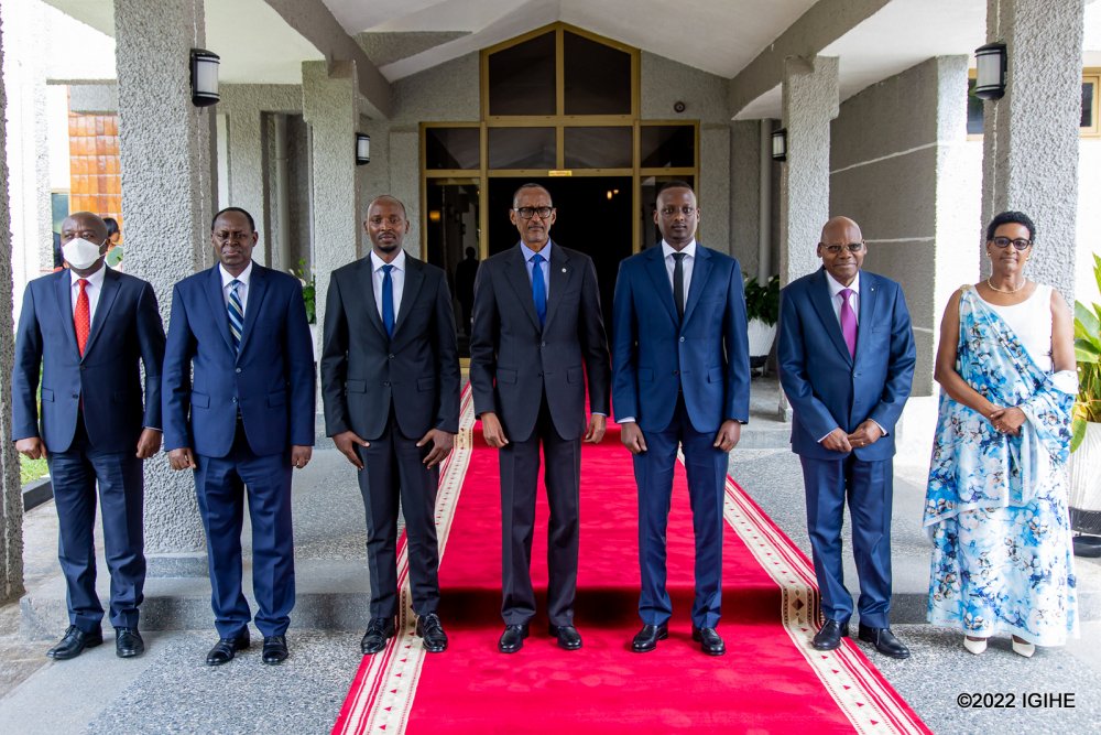 Newly appointed ministers in a group photo with President Paul Kagame and other top government officials after the swearing-in ceremony. 