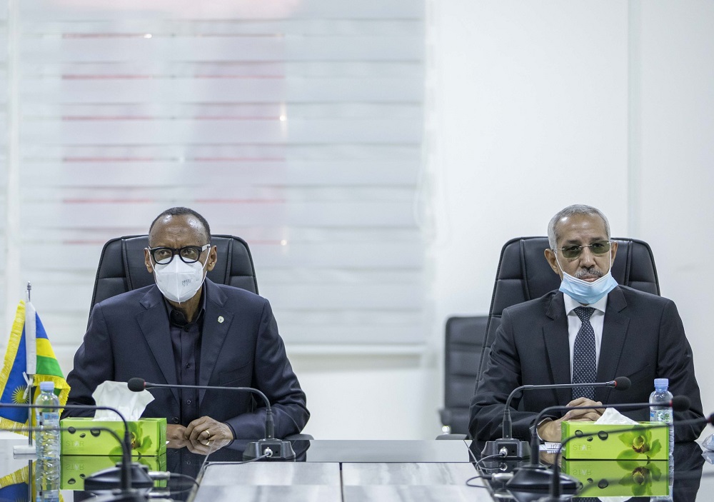 President Paul Kagame with the Minister of Defence of Mauritania, Hanenna Ould Sidi.