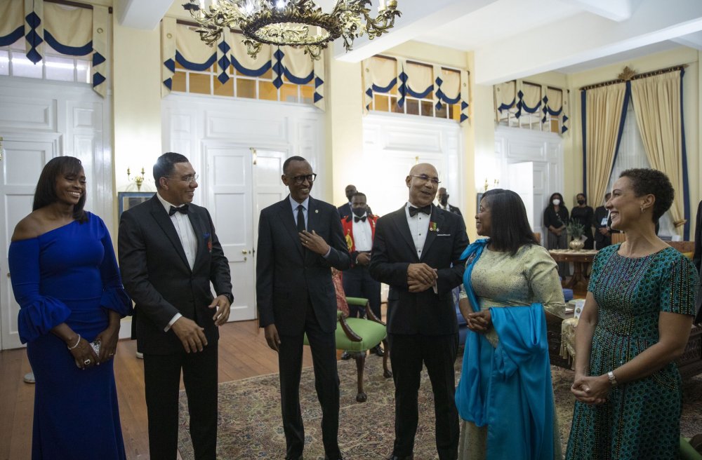 Jamaican leaders interacting with President Paul Kagame at the State Dinner. 