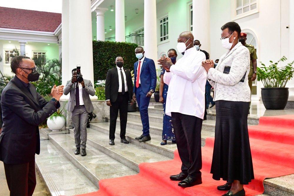 Museveni was with First Lady Janet Museveni as he welcomed his counterpart of Rwanda in Entebbe. 
