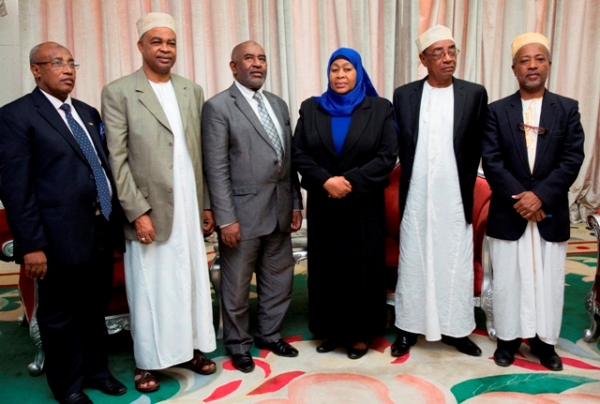 VICE-President Ms Samia Suluhu Hassan poses for a souvenir photo with Comoro President Azali Assouman (third left), who is on a short leave, when they met at the Julius Nyerere International Airport (JNIA) in Dar es Salaam while he was on his way to attend Umrah prayers in Mecca, Saudi Arabia. Together with them are some of his delegates and officials from the embassy.