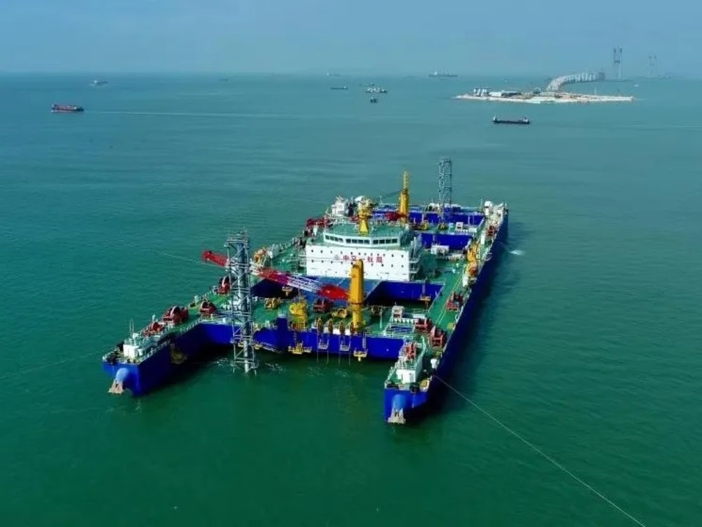 The Dalian Bay undersea tunnel in northeast China's Liaoning Province completed tube installation Friday midnight.