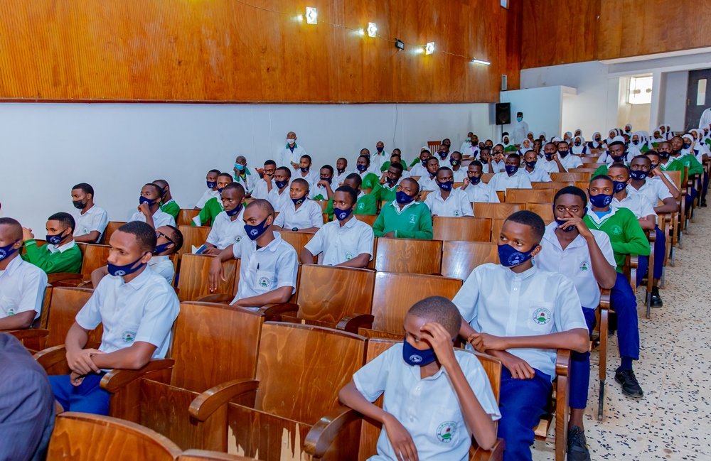 Amb. Alqahtani commended Islamic Secondary School for Sciences for outstanding performance during national examinations. 