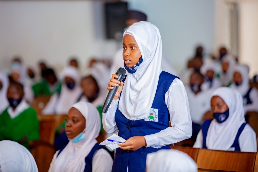 One of students asking a question during an interactive session with the ambassador. 
