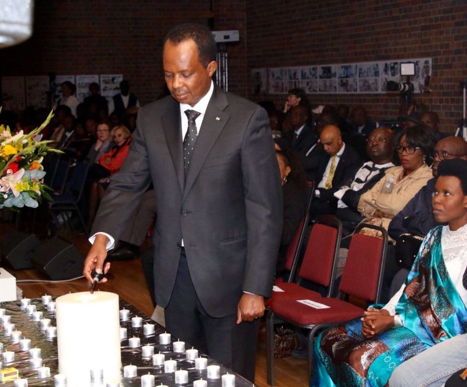 At the event, mourners lit the flame of remembrance.