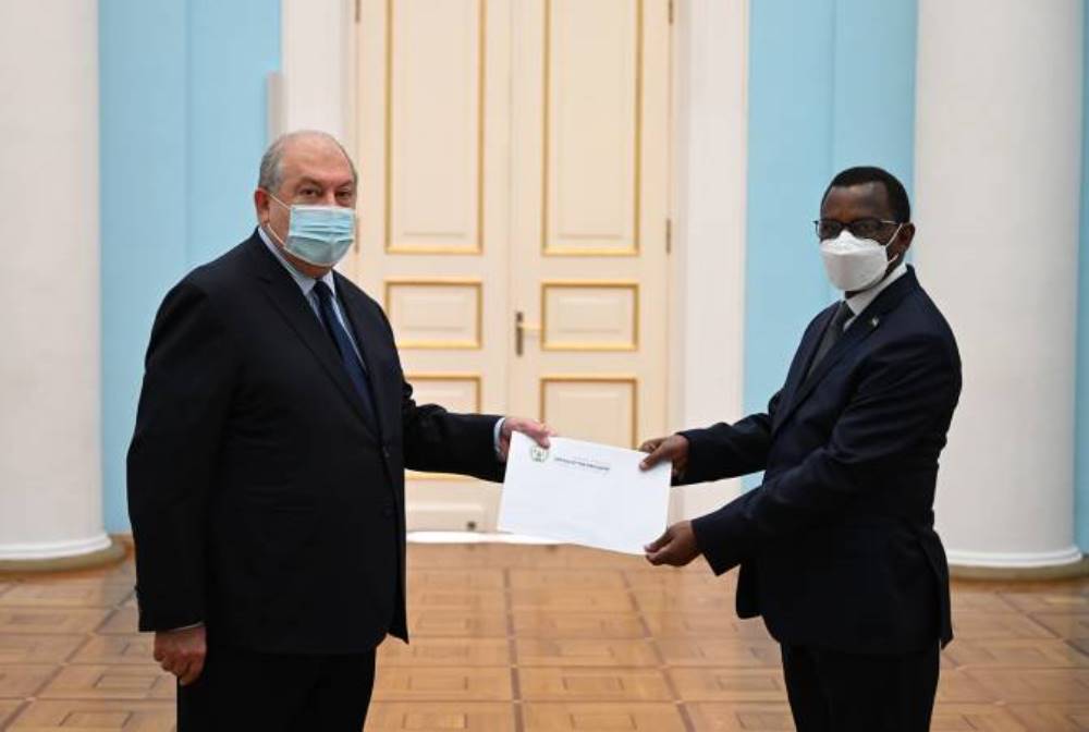 Amb. Kamanzi presenting credentials to to the President of Armenia.