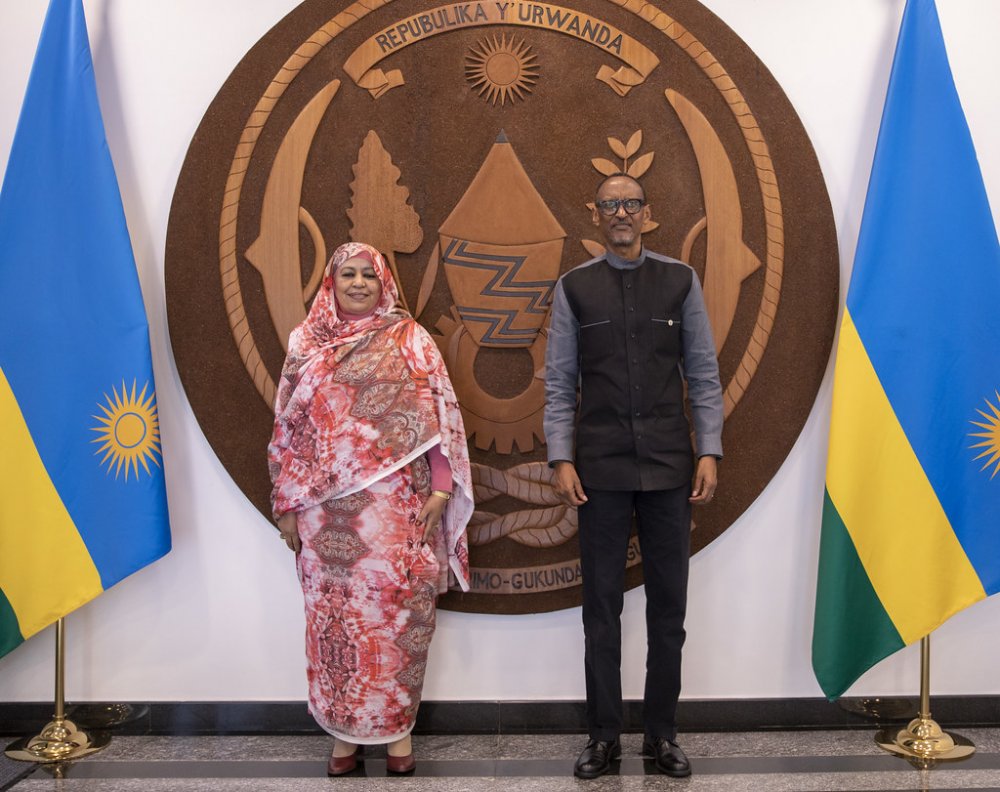 Amira Elfadil posing for a photo with President Paul Kagame after holding talks.