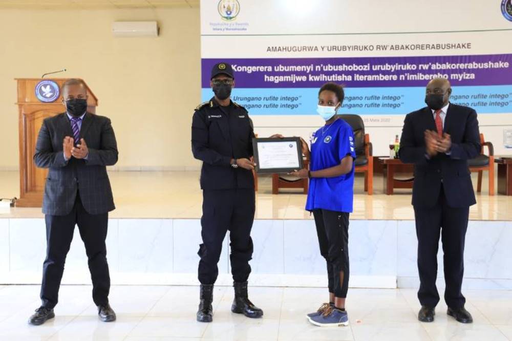 IGP Munyuza has urged youth volunteers to be catalysts for transformation.