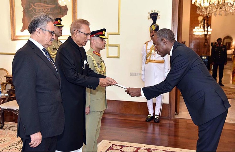 The High Commissioner-designate of the Republic of Rwanda to Pakistan James Kimonyo, presenting his diplomatic credentials to President Dr. Arif Alvi at Aiwan-e-Sadr. APP/MAF/TZD