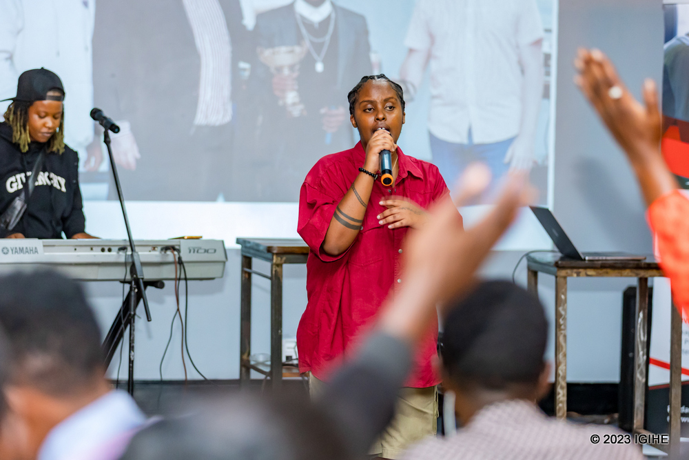 Singer Ariel Wayz entertained participants of the event. 