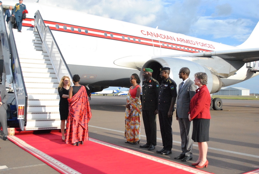 Julie Payette was greeted by Rwandan officials and received by an Honour Guard