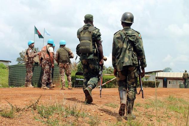 Soldiers of the Democratic Republic of the Congo walk past UN peacekeepers at the UN base in Mavivi on October 22, 2014 ©Alain Wandimoyi (AFP/File)