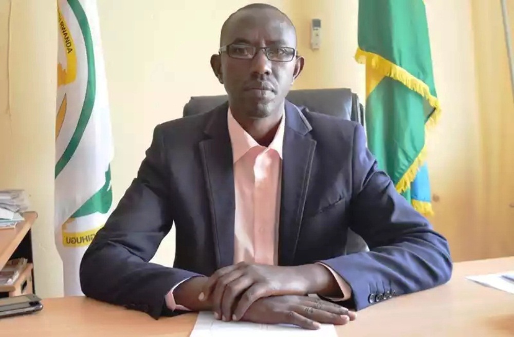 The mayor of Nyamasheke district, Kamali Aimé Fabien has resigned on request of the district’s advisory council over ineffective performance.