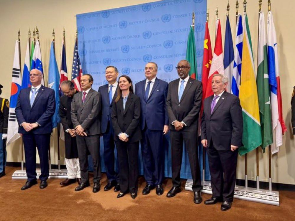 A flag installation ceremony was held at the United Nations headquarters in New York to mark the start of the new members' responsibilities.