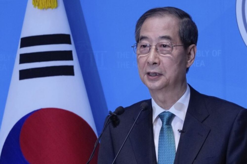 South Korea's police banned former Prime Minister Han Duck-soo for alleged insurrection charges.