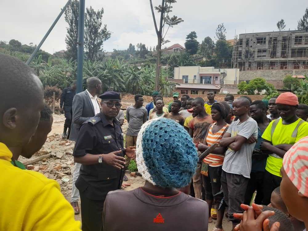 SP Muhodari has warned the cyclists in Karongi District against facilitating smugglers and drug traffickers.