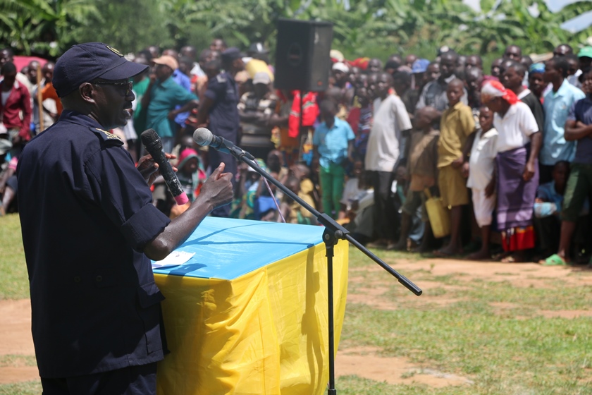 CP John Bosco Kabera speaks to residents of Ngeruka.