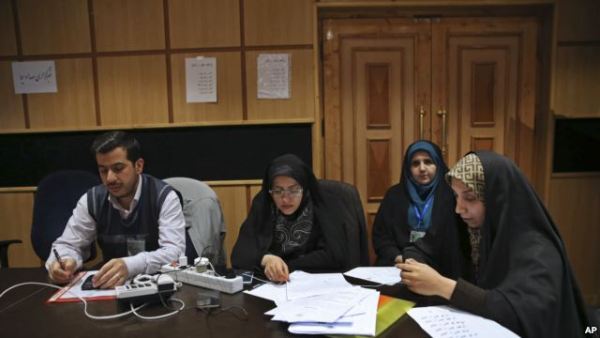 Iranian journalists wait for the announcement of results of parliamentary and Experts Assembly elections at the Interior Ministry, in Tehran, Iran, Feb. 27, 2016.