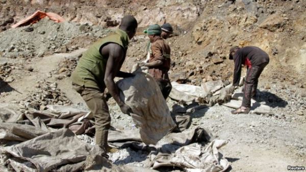 Artisanal miners work at the Tilwizembe, a former industrial copper-cobalt mine, outside of Kolwezi, the capital city of Lualaba Province in the south of the Democratic Republic of the Congo, June 11, 2016.