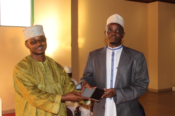 One of the Imams receiving phone donation