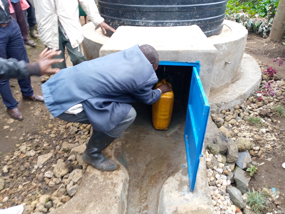 Water for Virunga built different water points in Virunga National Park neighborhood.