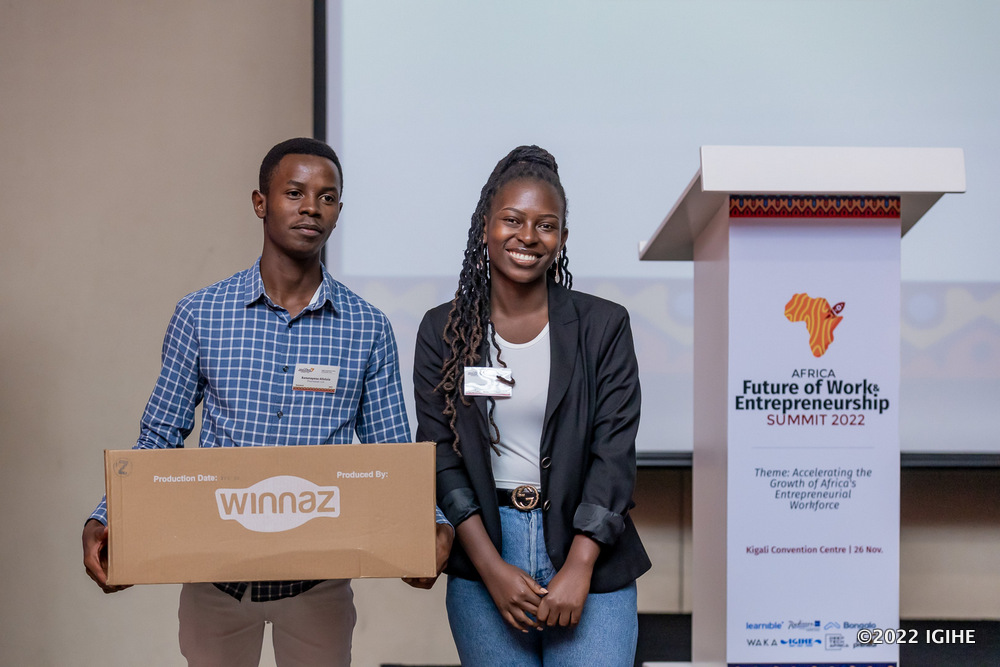 The summit also served as an opportunity to present awards to the youth with outstanding projects. 