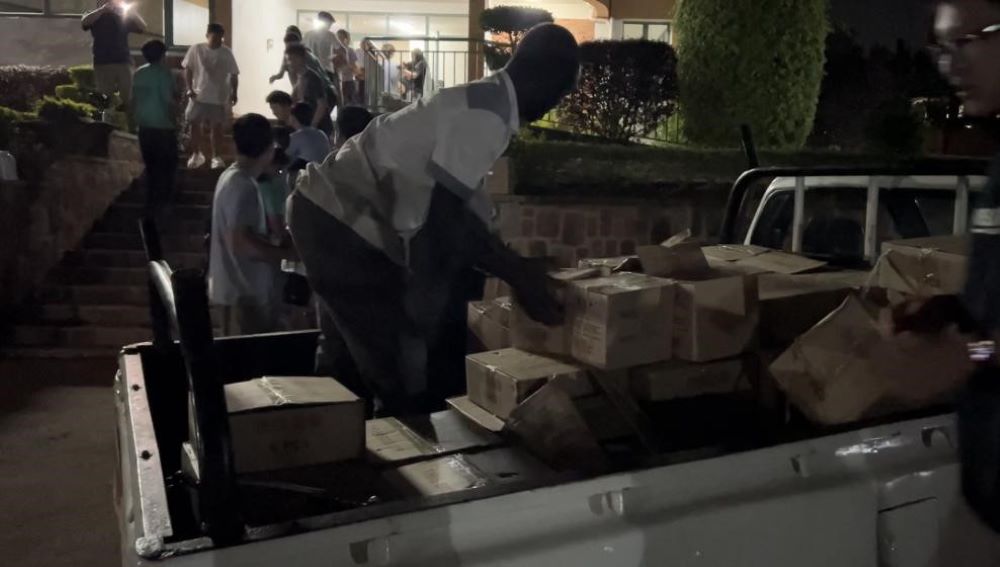 The long-awaited batteries finally arrives, and the students are so excited that they all come out to help count and collect them. (Photo by Su Ting)