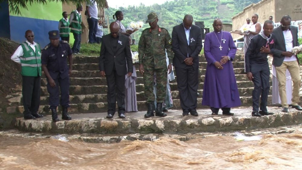 The mourners paid tribute to the victims by laying  wreaths at the banks of Sebeya River.