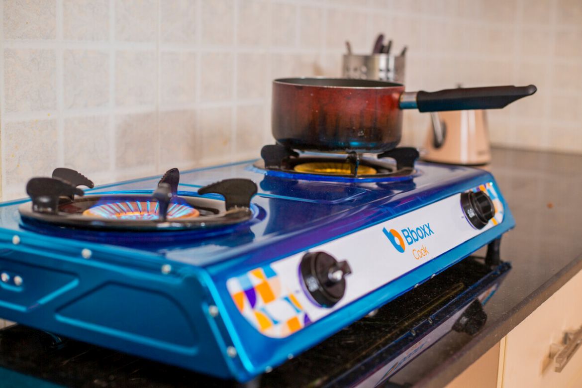 The LPG kit includes a two-burner stove, a 12 kg gas cylinder, and a smart valve with a pay-as-you-go system, designed to make clean cooking accessible to low-income households that have not yet received subsidies.