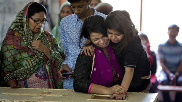 The death toll from a suicide bombing targeting Christians gathered on Easter Sunday in Lahore rose on Monday