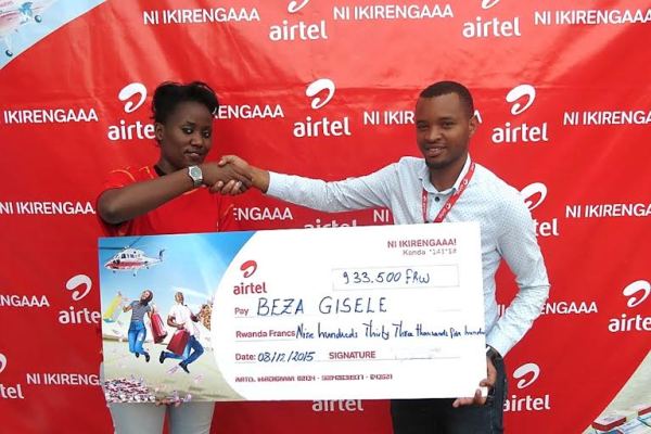 Beza Gisele, winner of the Ni Ikirengaaa daily cash with Eric Bayisenge, Airtel Rwanda Marketing Administrator