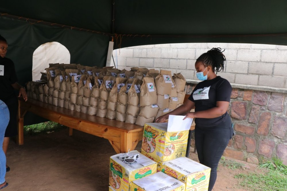 Bugesera residents received foodstuffs on the eve of Easter Sunday.