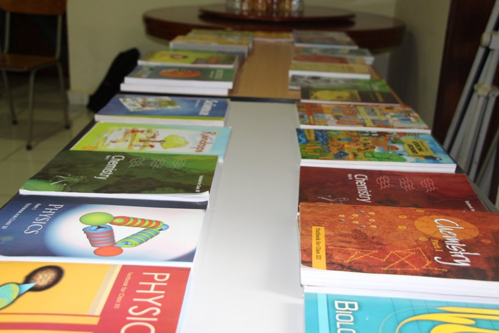 India hands over 100,000 didactic books to Rwanda 