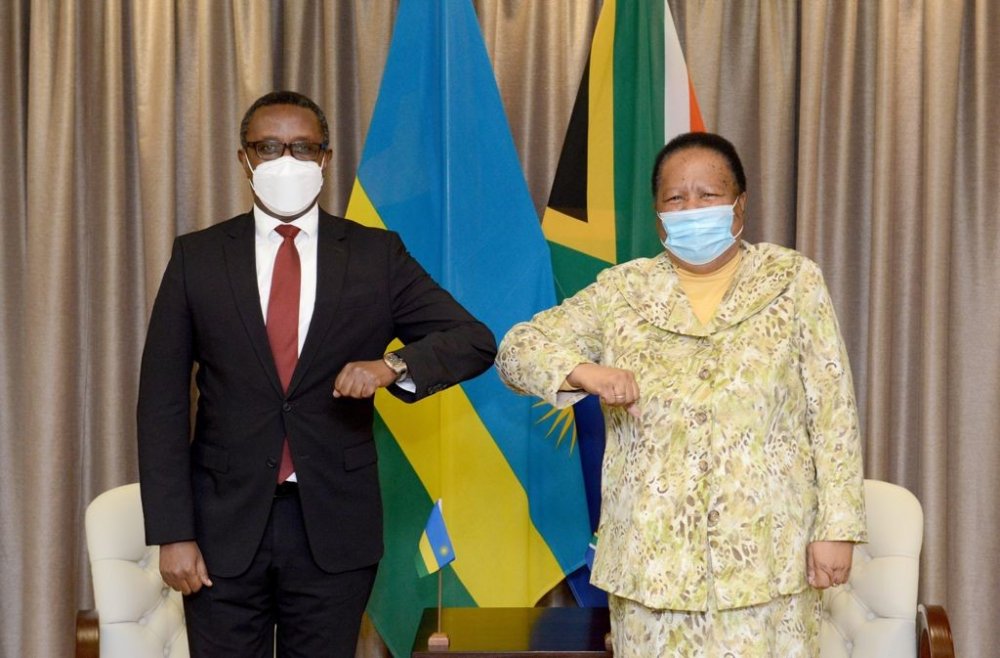 Rwanda’s Minister of Foreign Affairs and International cooperation, Dr. Vincent Biruta and his counterpart of South Africa Dr. Naledi Pandor exchanging greetings. Photo Courtesy