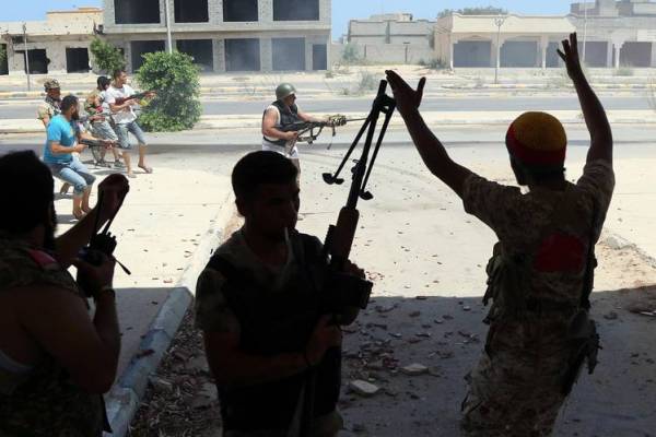 Forces loyal to the U.N.-backed government in Libya fired at Islamic State positions in a residential neighborhood of Sirte on Sunday.