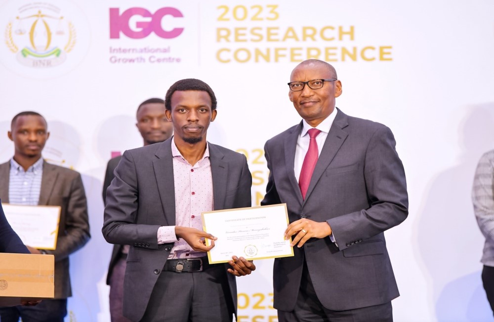 Manayubahwe Kazana Leonidas receiving his award from Governor of the National Bank of Rwanda (BNR).