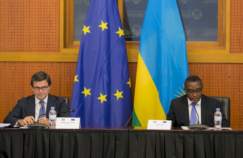 Amb. Nicola Bellomo and Rwanda's Minister of Foreign Affairs, Dr. Vincent Biruta during the dialogue held on Tuesday 25th January 2022. 