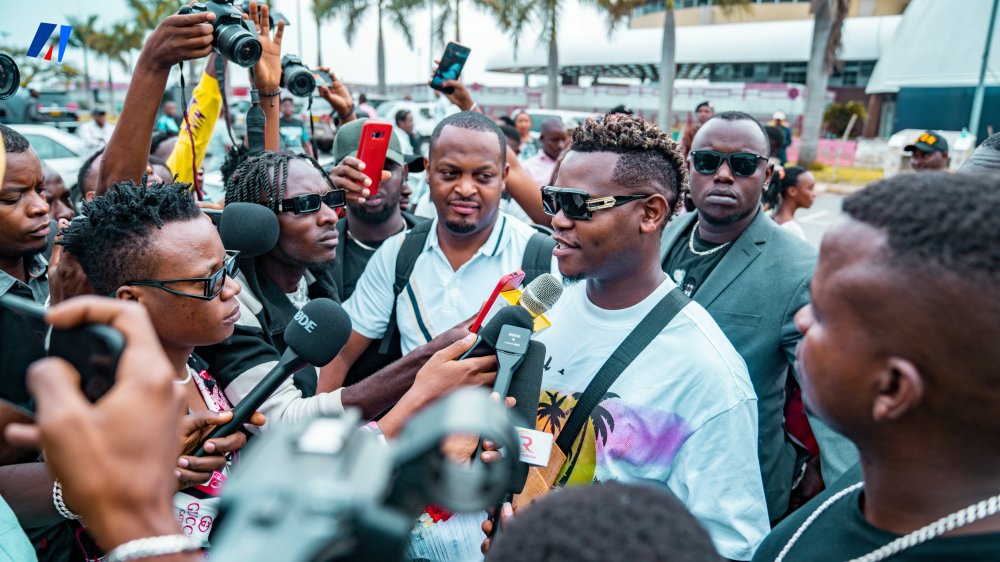 Burundian journalists turned up in mass to welcome Bruce Melodie at the airport. 