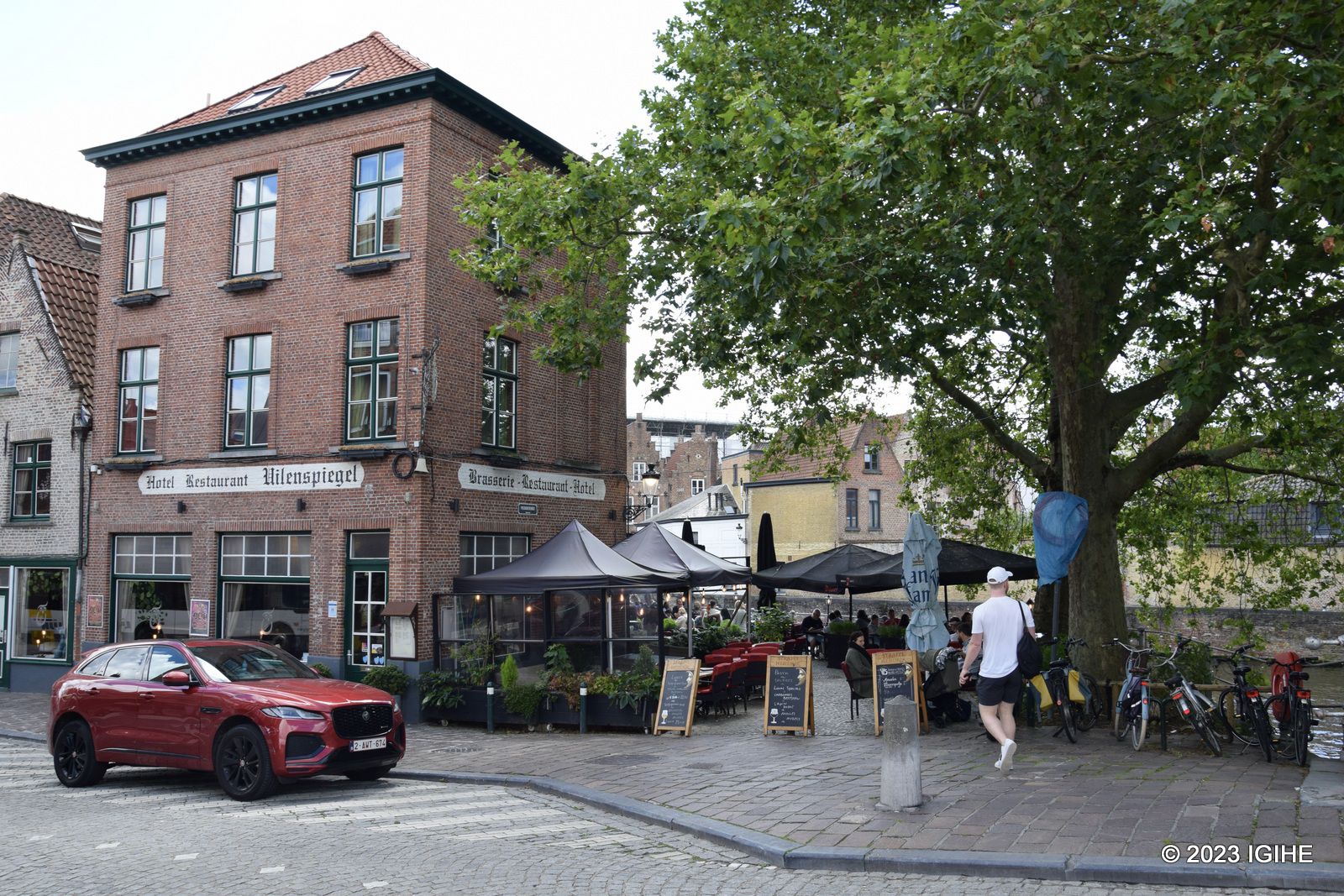 Uilenspiegel Brugge Hotel offers a delightful experience with its gastronomy, hospitality, and ancient architecture, along with its waterfront terraces in Bruges.