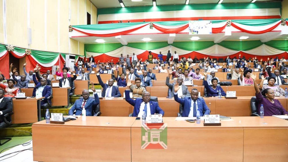 Burundian Members of Parliament have agreed to amend the law governing the National Assembly to avoid potential legal and political pitfalls.