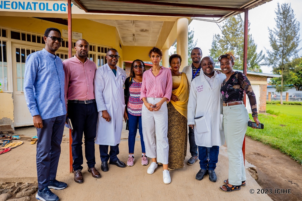 Sonia Rolland in a group photo with the management of Ruhengeri Hospital and her delegation.